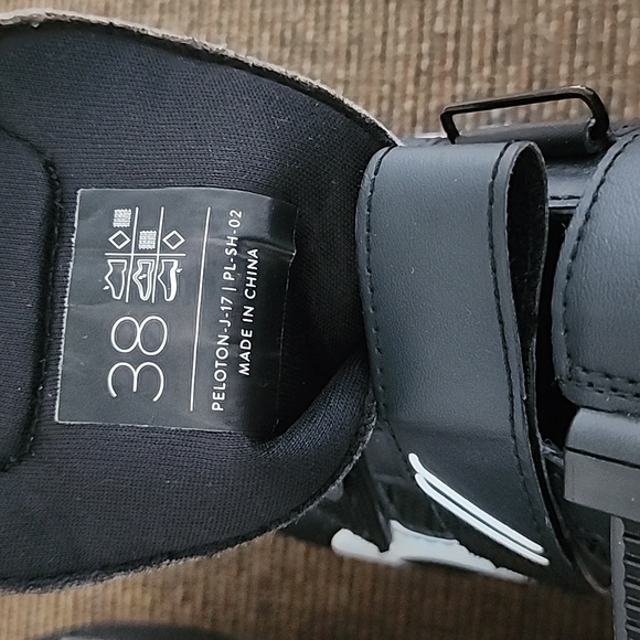 Women's Peloton cycling shoes. Perfect condition n only worned twice! - Picture 8 of 12